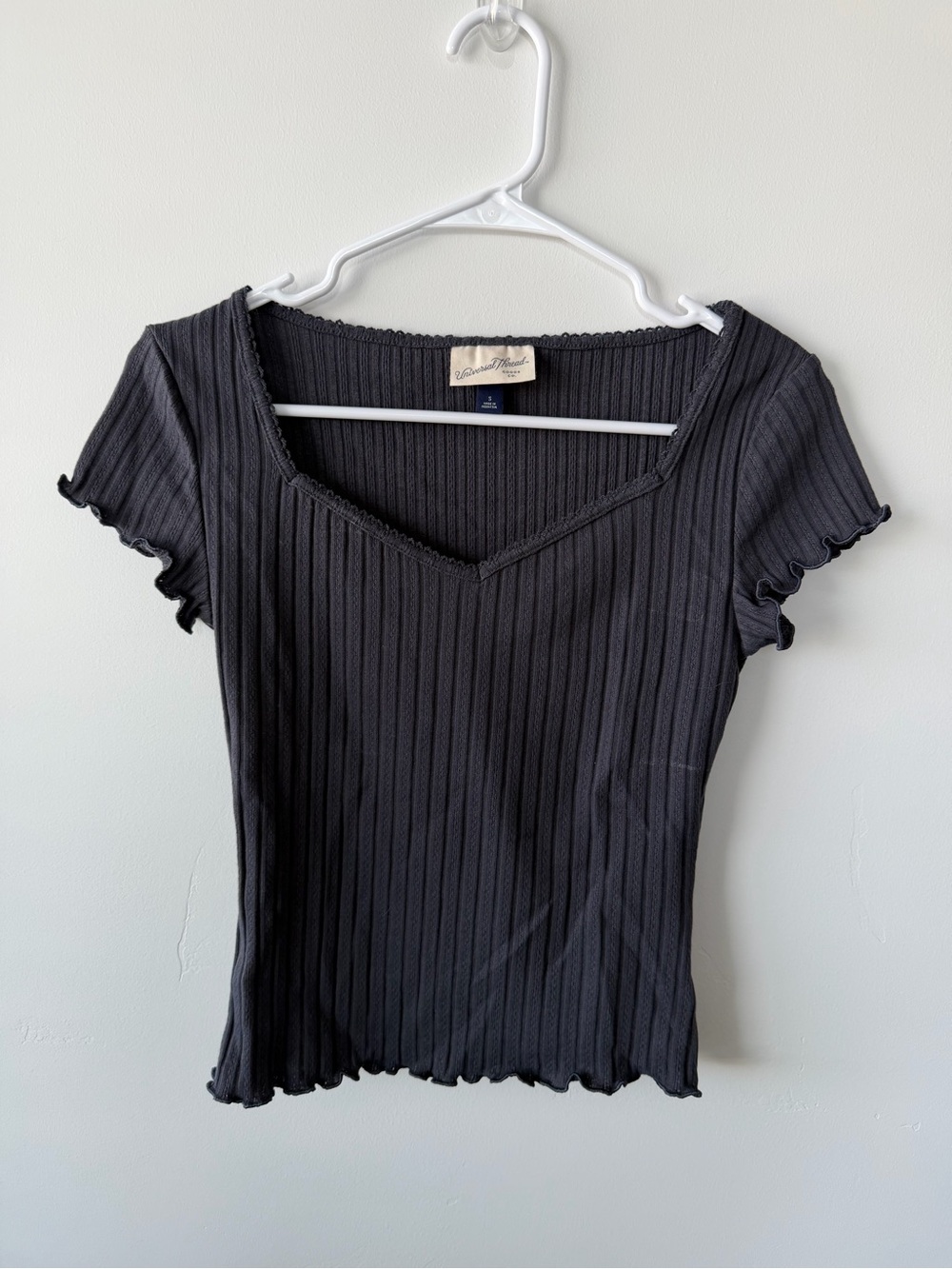 Universal Thread Navy Ribbed Lettuce Hem V-Neck Top Size Small